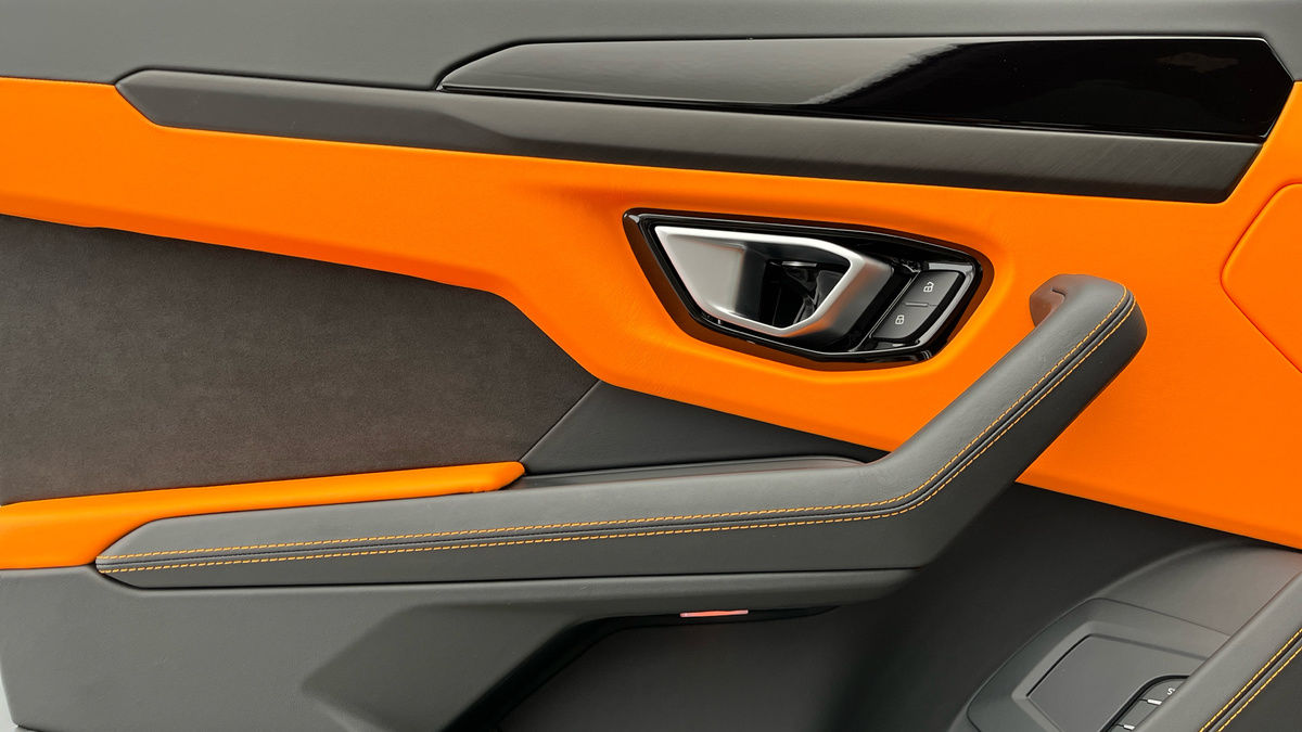 Lamborghini Urus Image 19