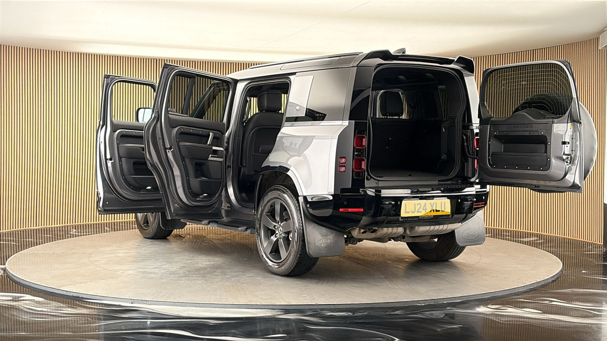 Land Rover Defender 110 Image 23