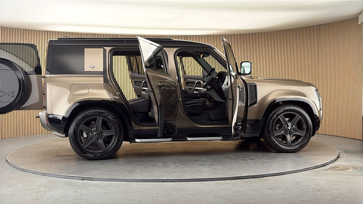 More views of Land Rover Defender 110