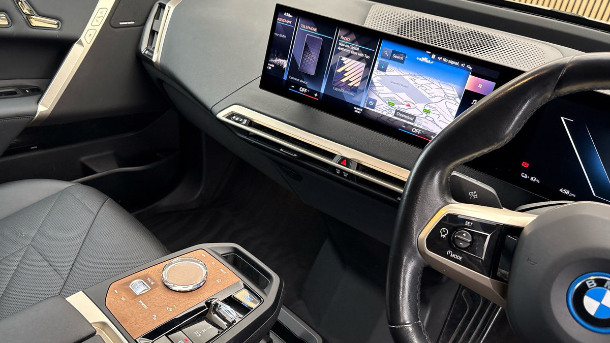 BMW iX Image 18