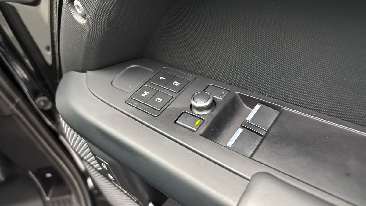 Land Rover Defender 90 Image 25