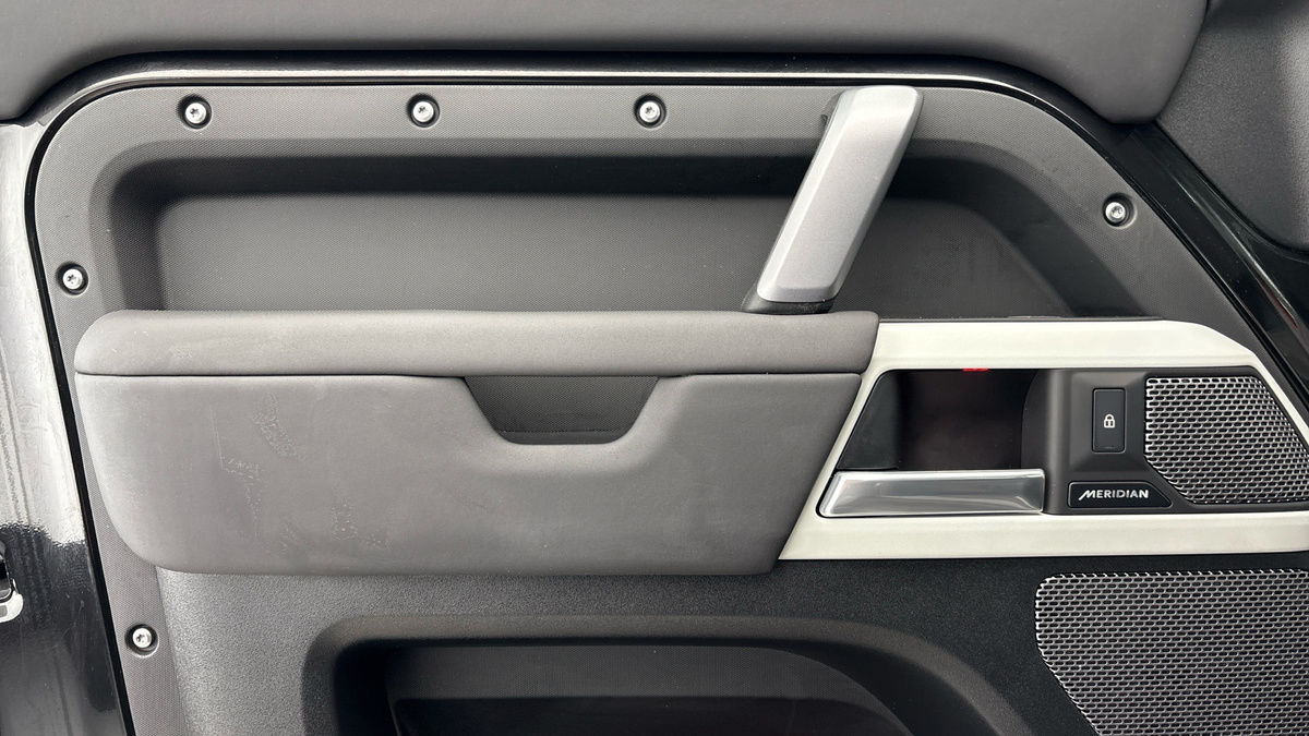 Land Rover Defender 110 Urban Image 19