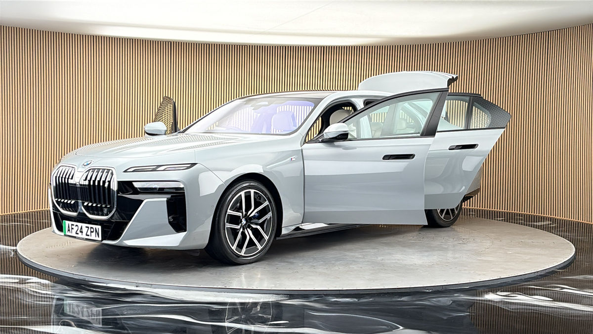More views of BMW i7