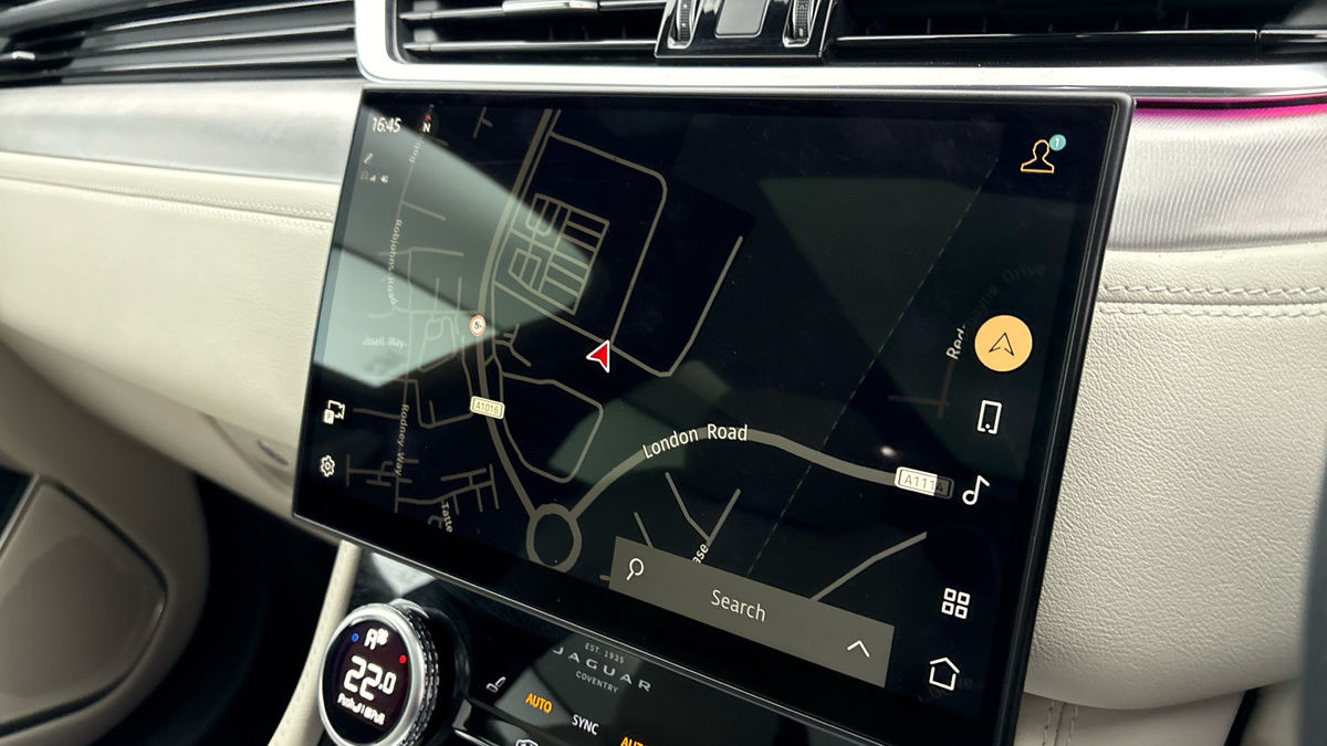 Jaguar F-PACE Image 17