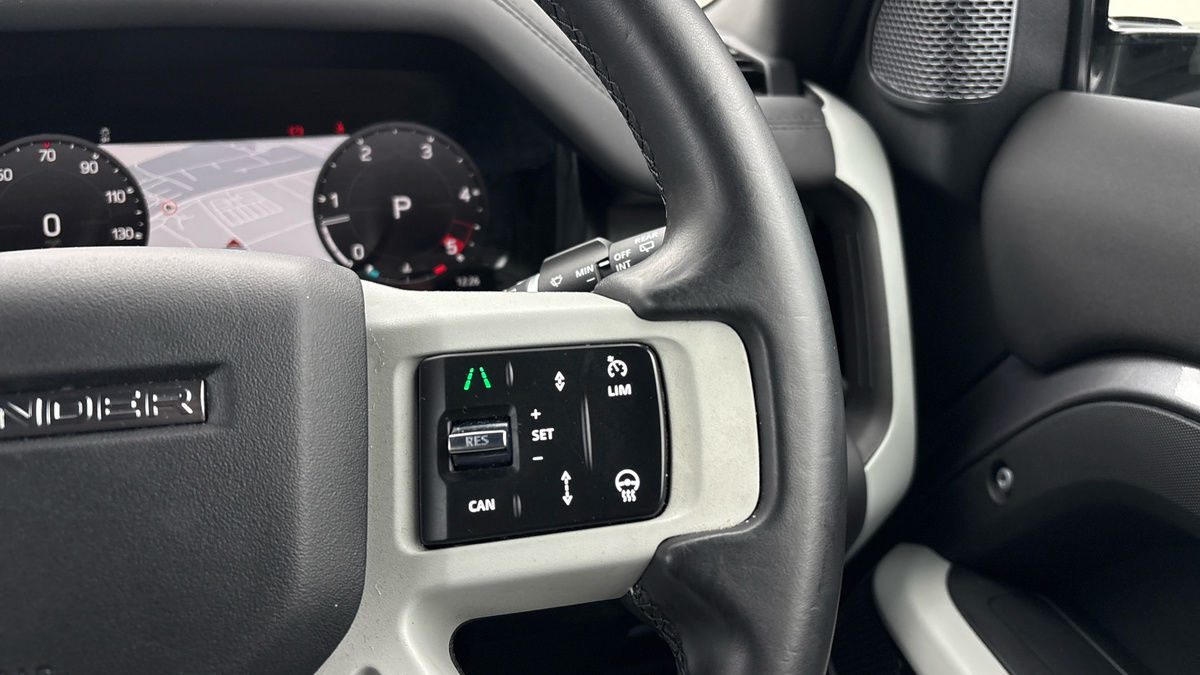 Land Rover Defender 110 Image 14