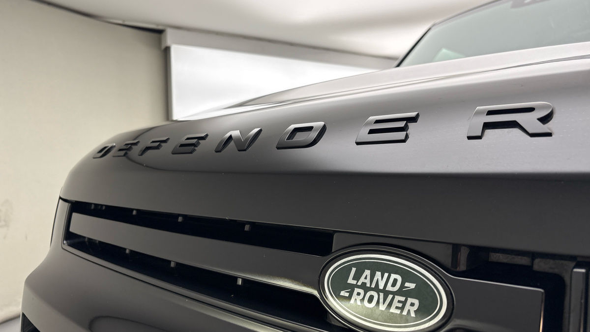 Land Rover Defender 110 Image 24