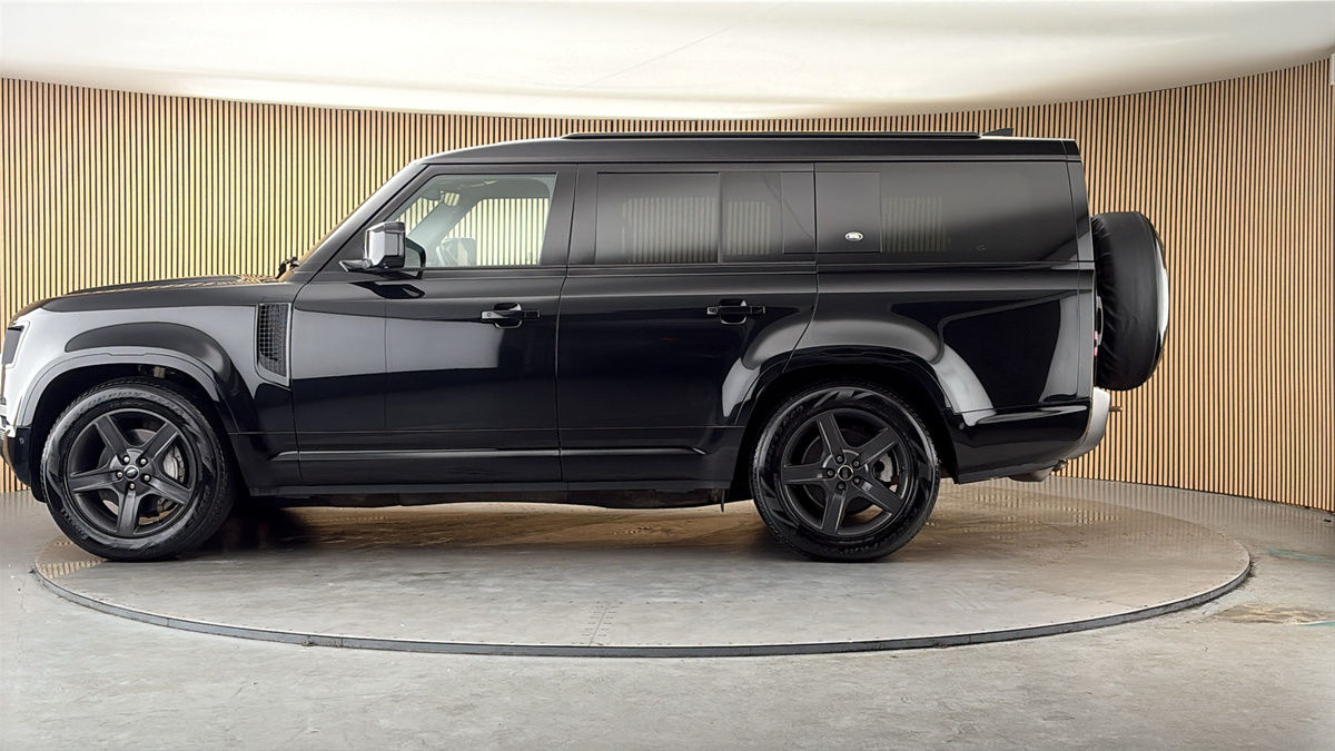 Land Rover Defender 130 Image 15