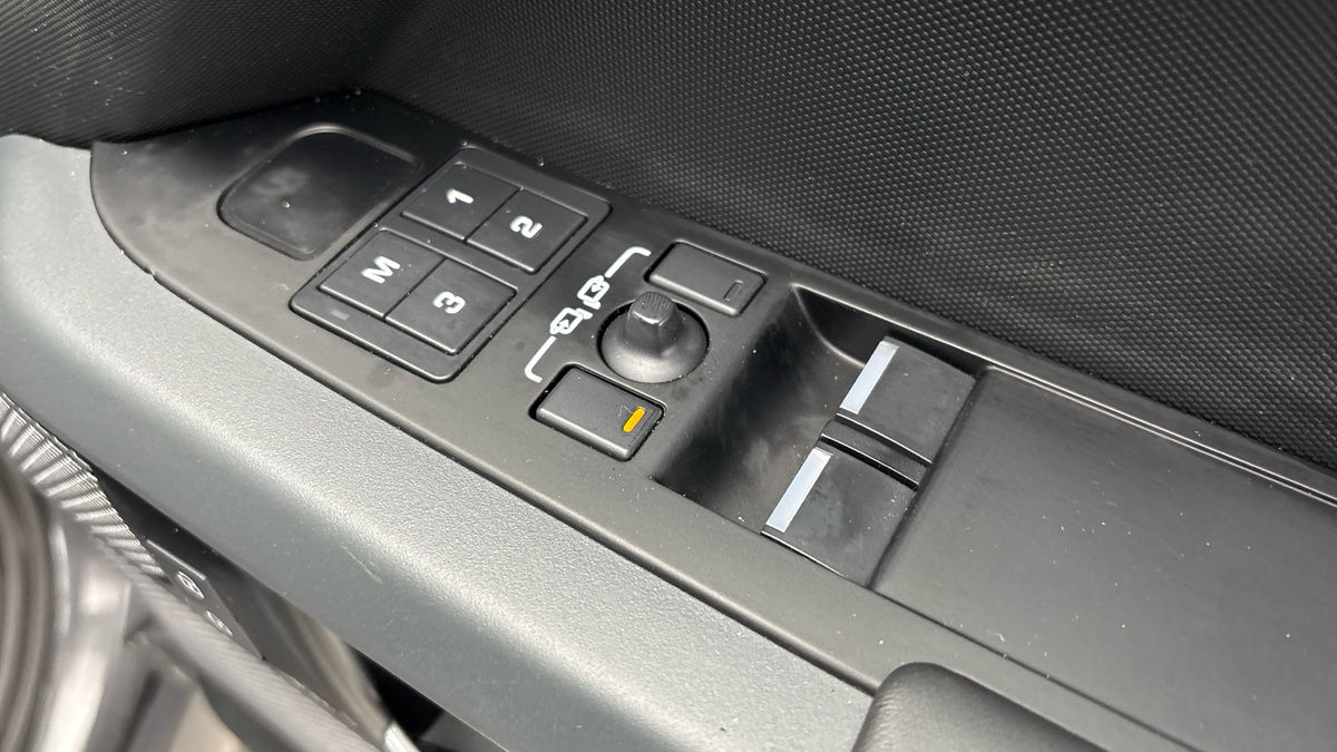 Land Rover Defender 90 Image 28