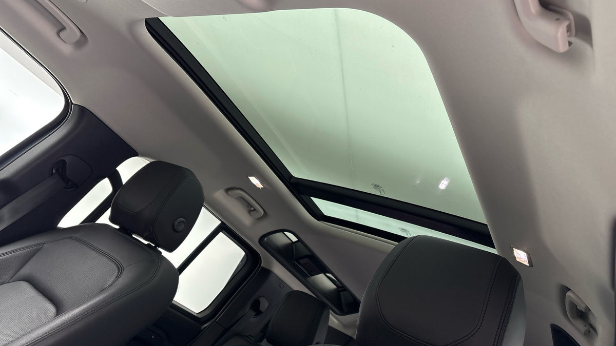 Land Rover Defender 110 Image 6