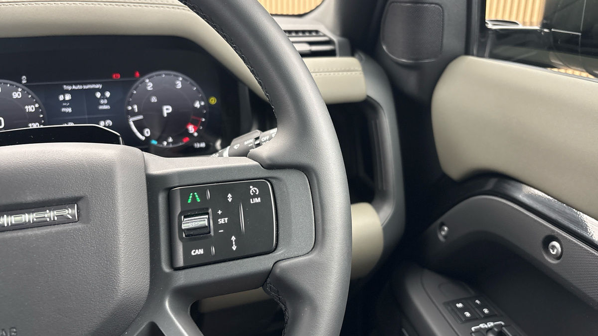 Land Rover Defender 110 Image 14