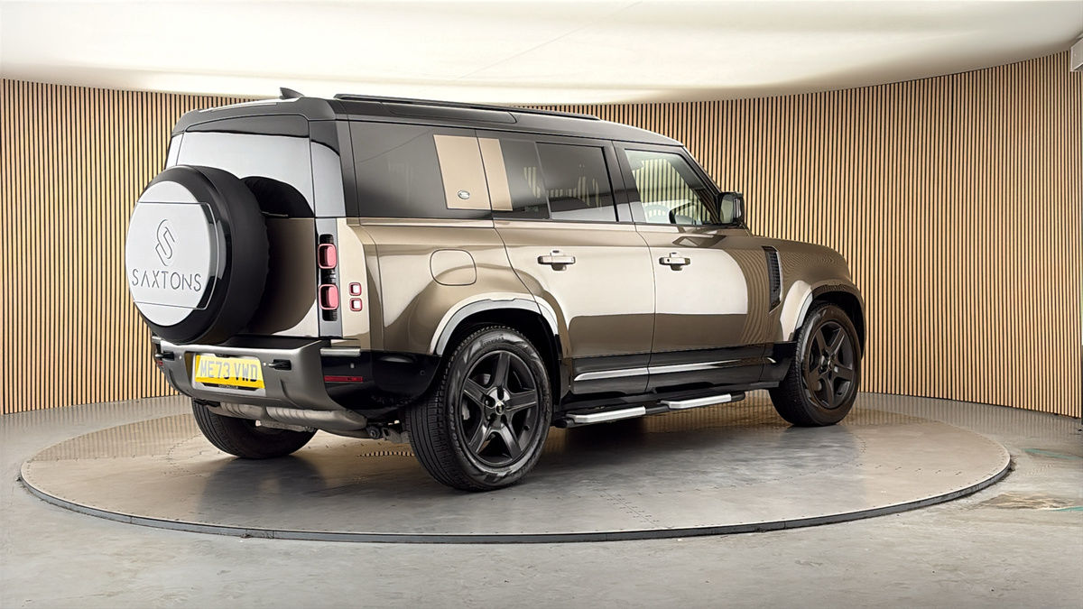 Land Rover Defender 110 Image 21