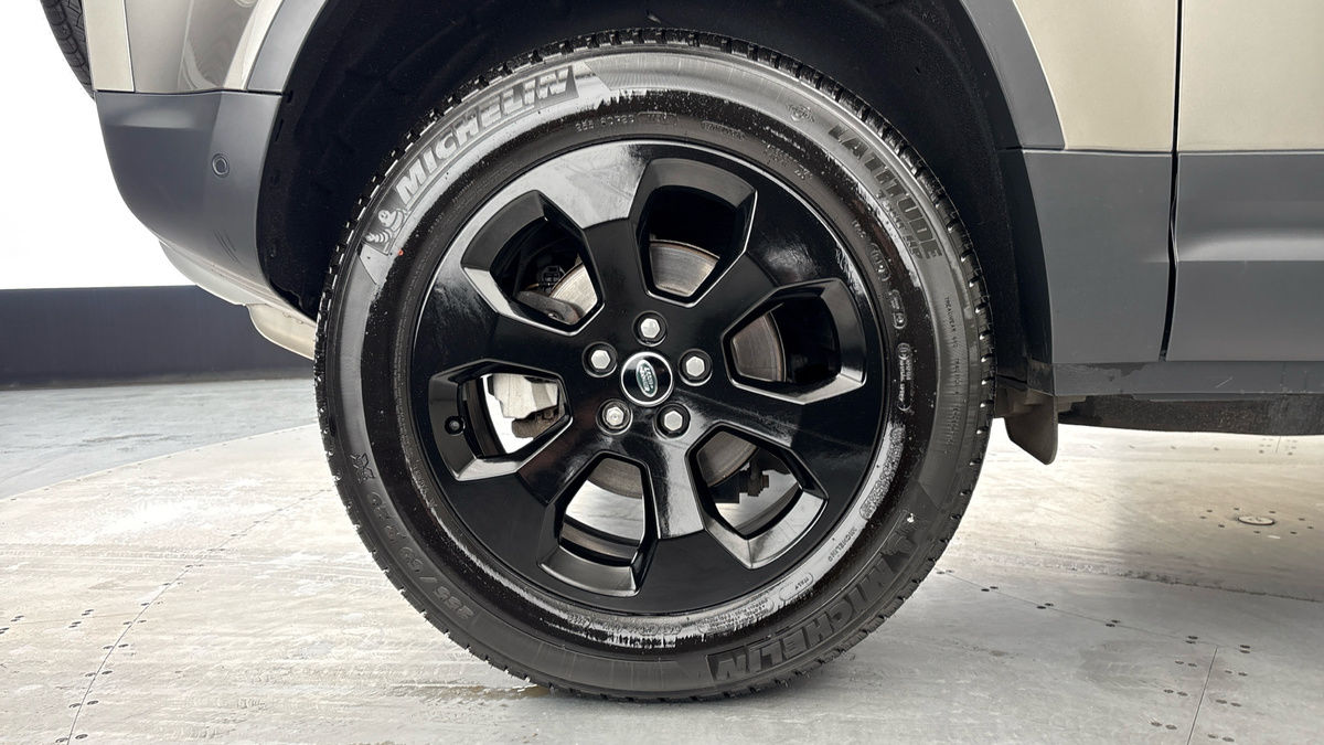 Land Rover Defender 90 Image 10