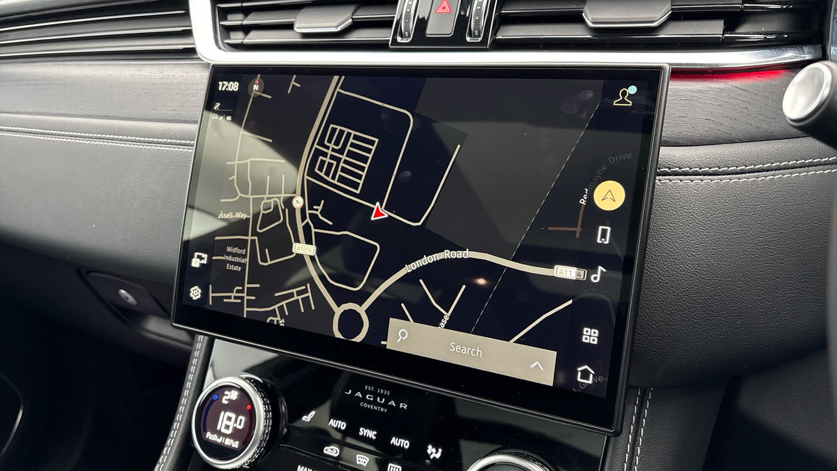 Jaguar F-PACE Image 17