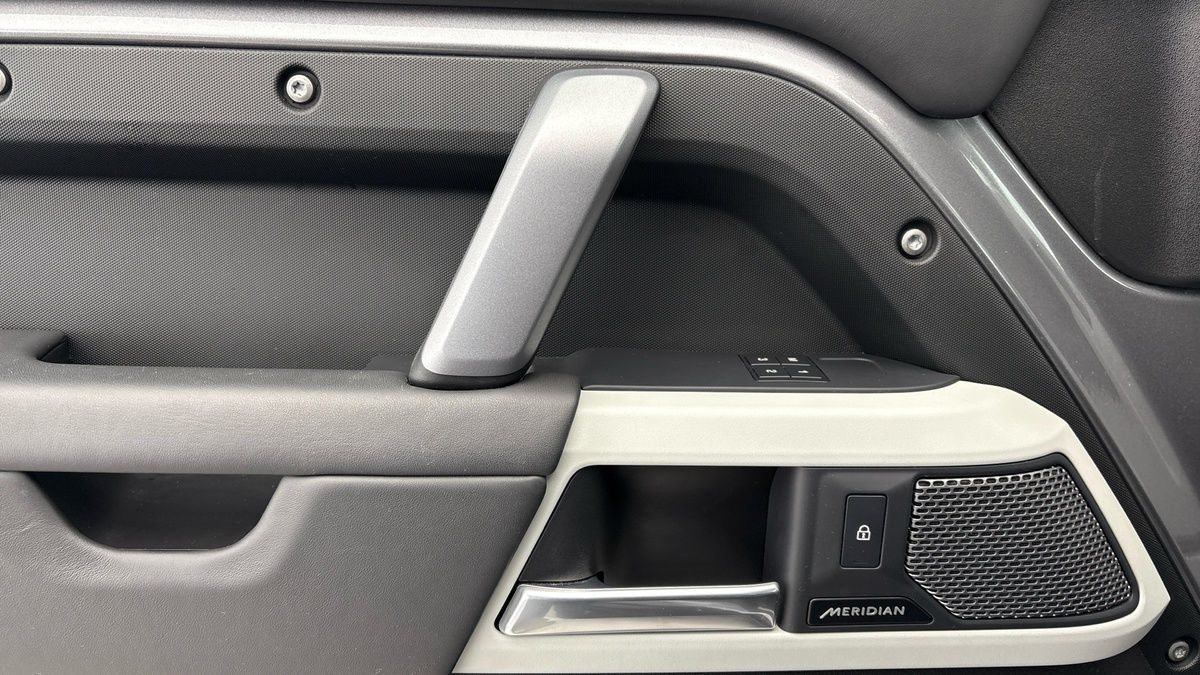 Land Rover Defender 110 Urban Image 19