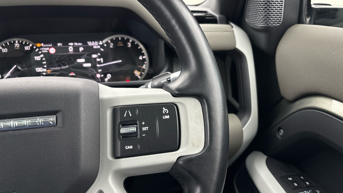 Land Rover Defender 90 Image 14