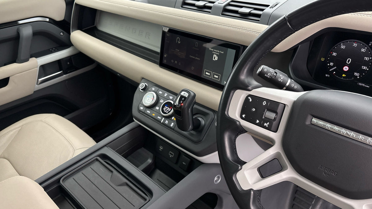 Land Rover Defender 110 Image 18