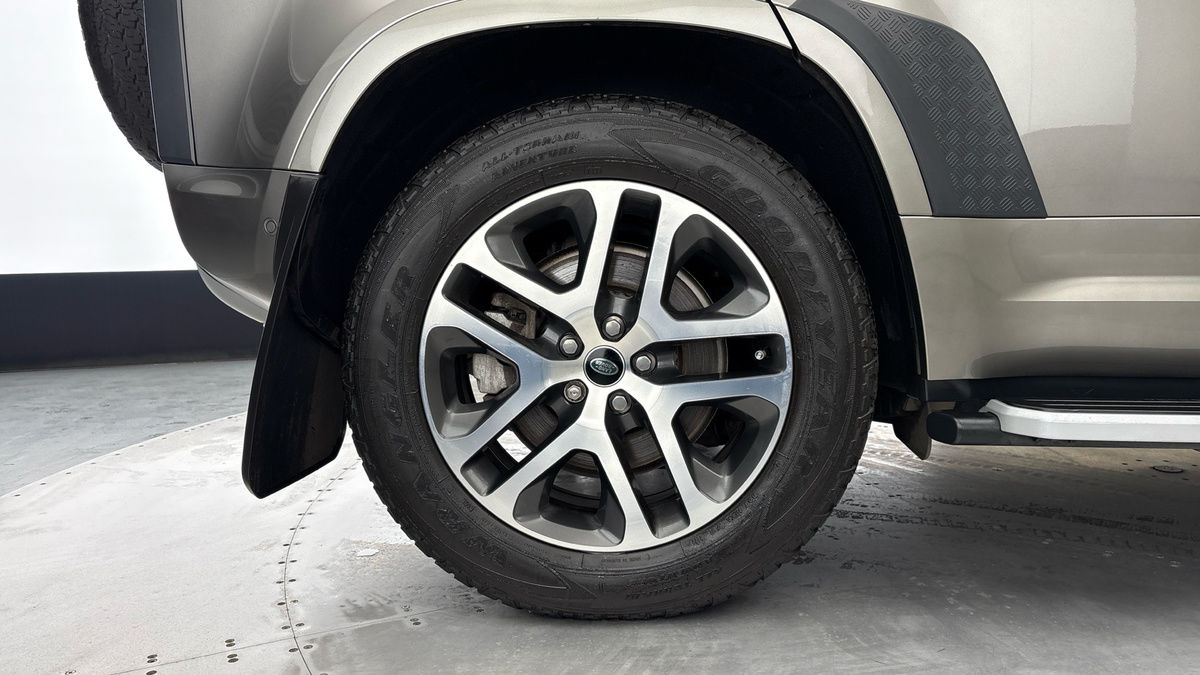 Land Rover Defender 110 Image 10