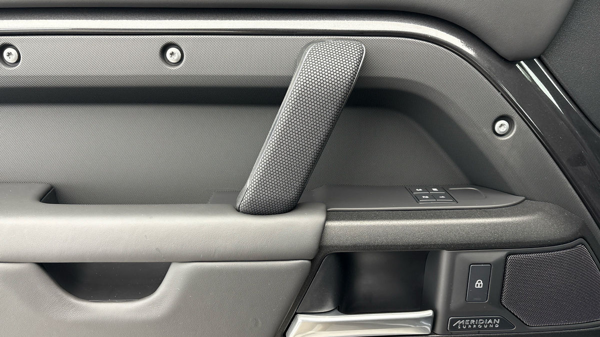 Land Rover Defender 110 Image 19