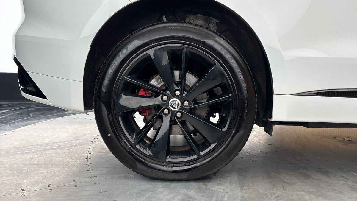 Jaguar F-PACE Image 10