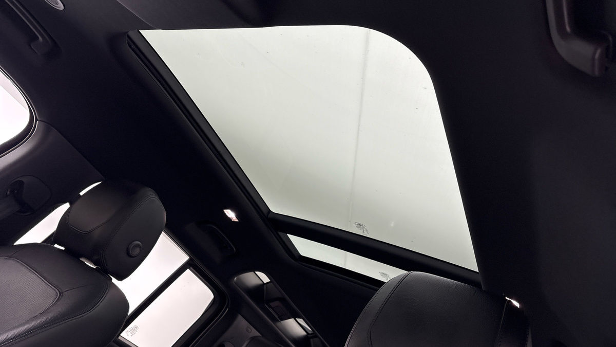 Land Rover Defender 110 Image 6