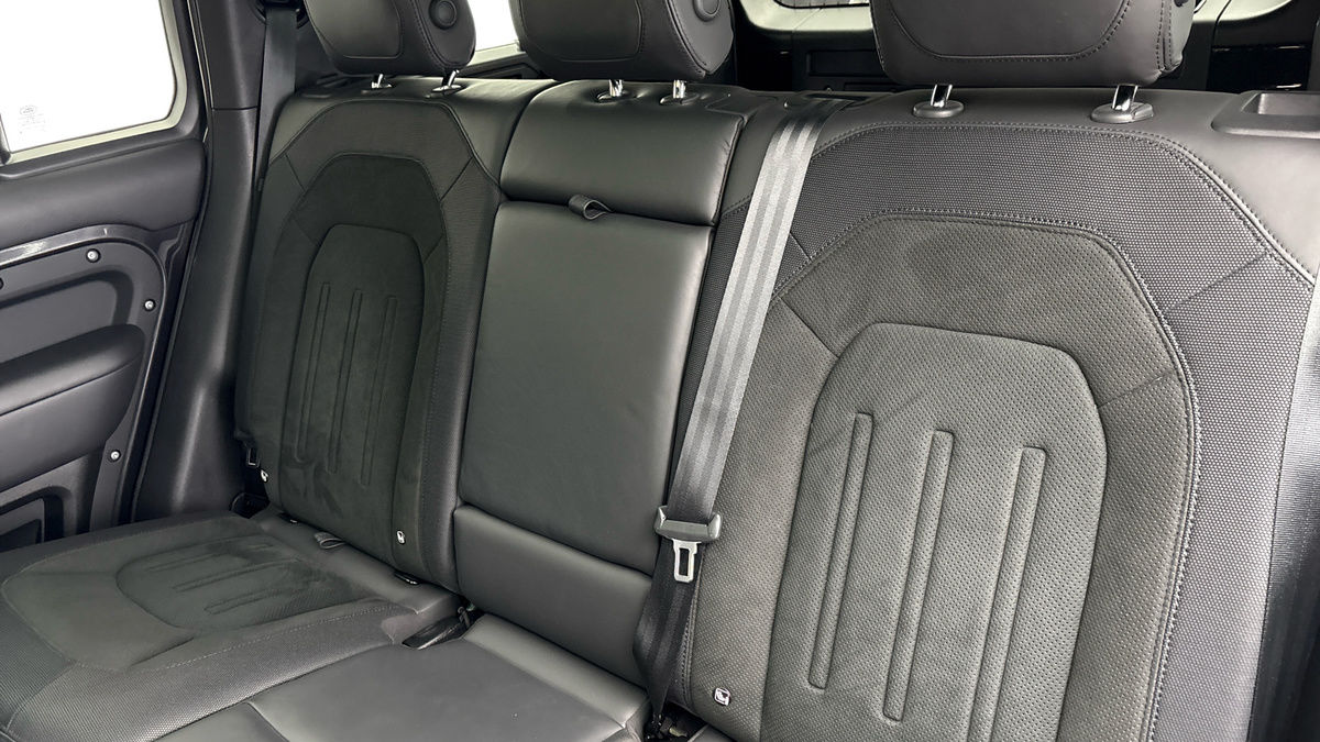 Land Rover Defender 110 Image 8