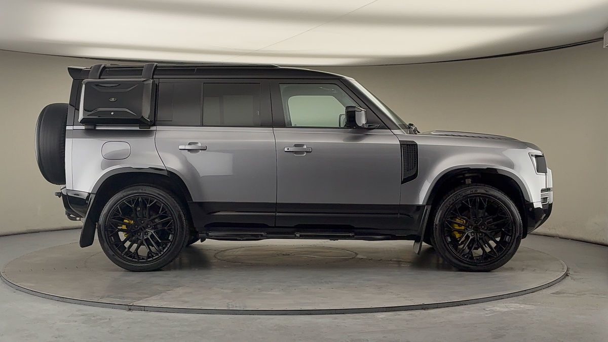 Land Rover Defender 110 Image 16