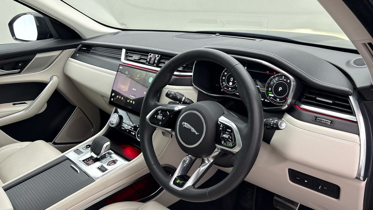 Jaguar F-PACE Image 5