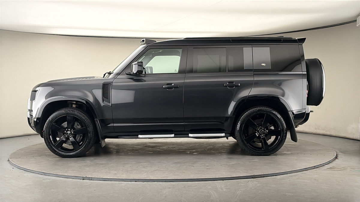 Land Rover Defender 110 Image 15