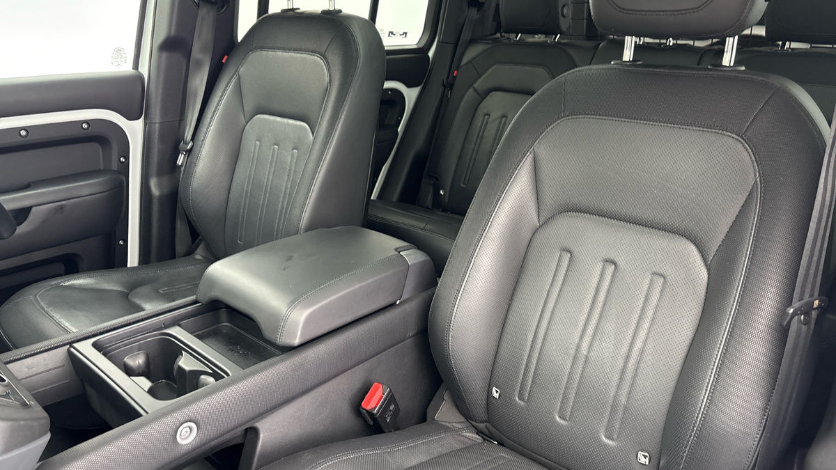 Land Rover Defender 110 Image 7
