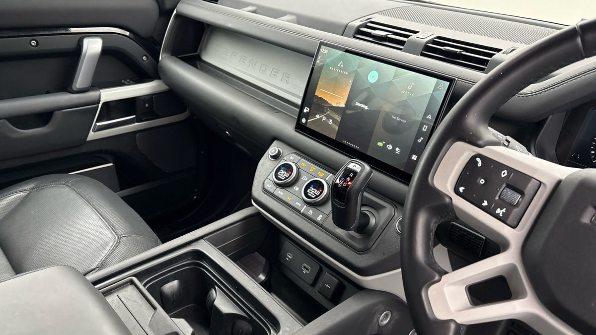 Land Rover Defender 110 Image 18