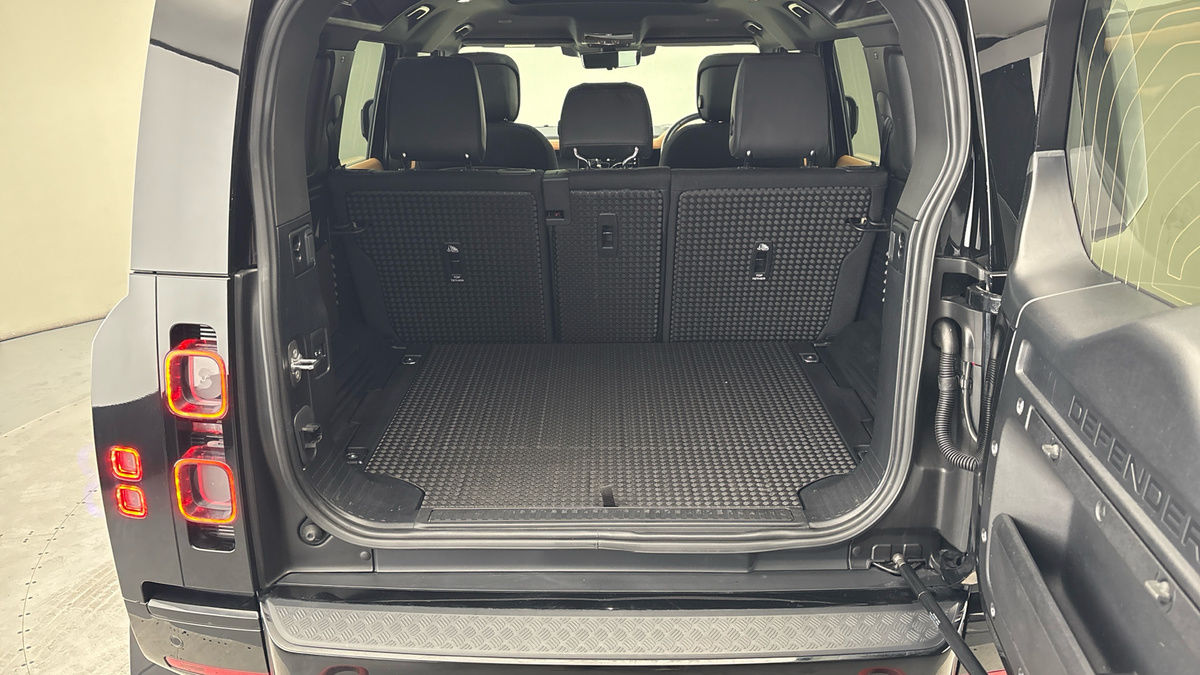 Land Rover Defender 110 Image 11