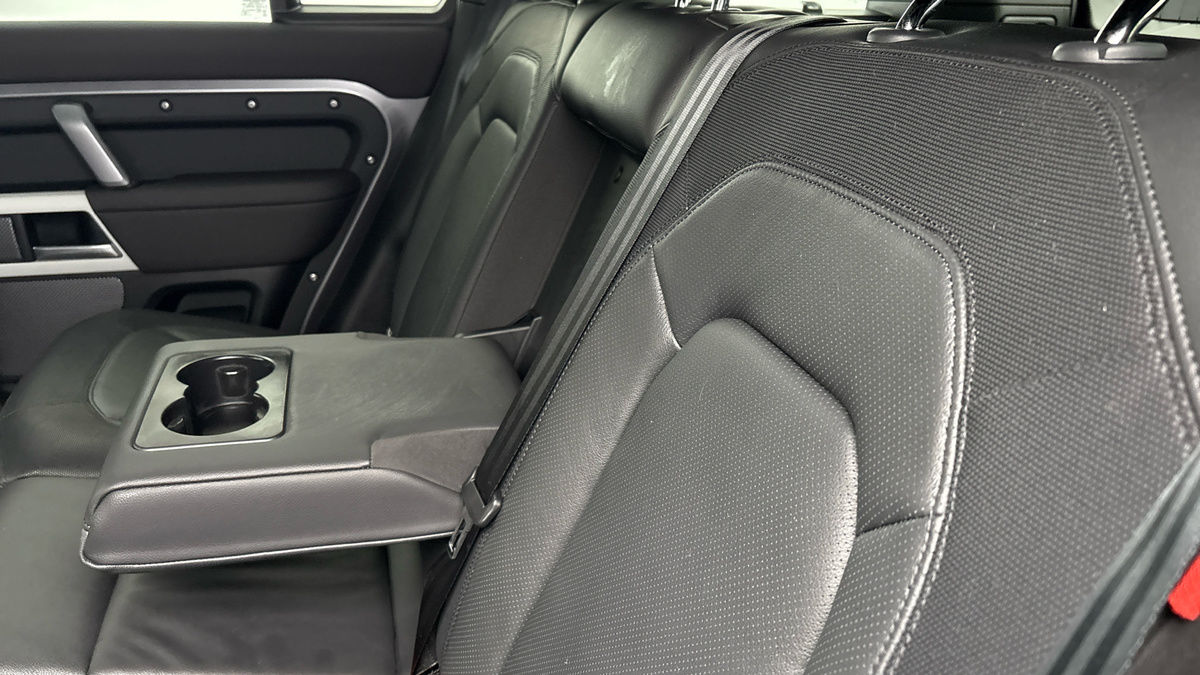 Land Rover Defender 110 Image 9