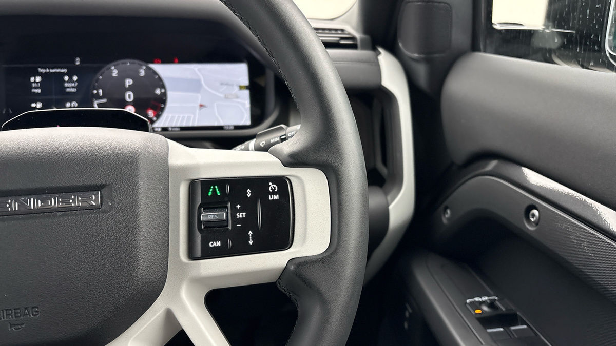 Land Rover Defender 90 Image 14