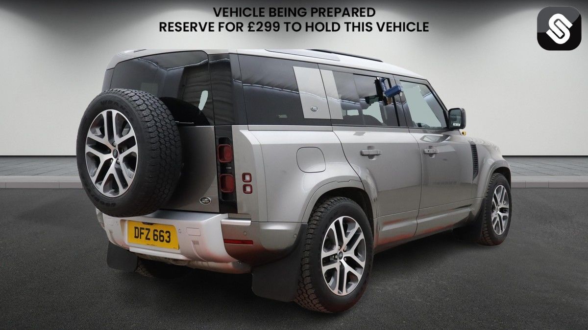 Land Rover Defender 110 Image 4