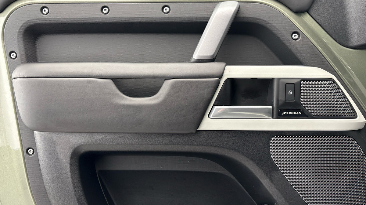 Land Rover Defender 110 Image 19