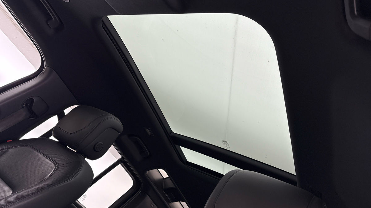 Land Rover Defender 110 Image 6