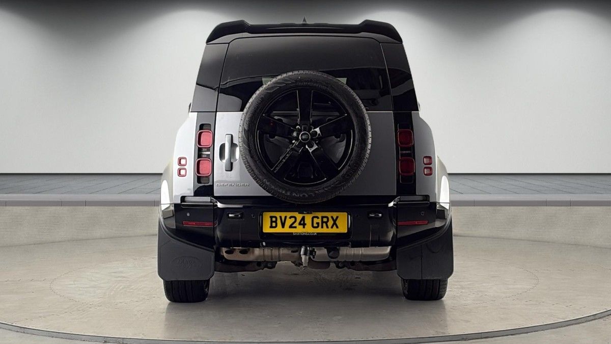 Land Rover Defender 110 Image 4