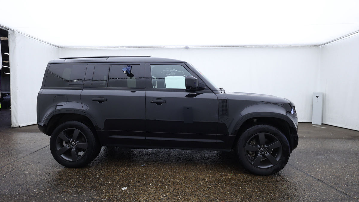 Land Rover Defender 110 Image 5