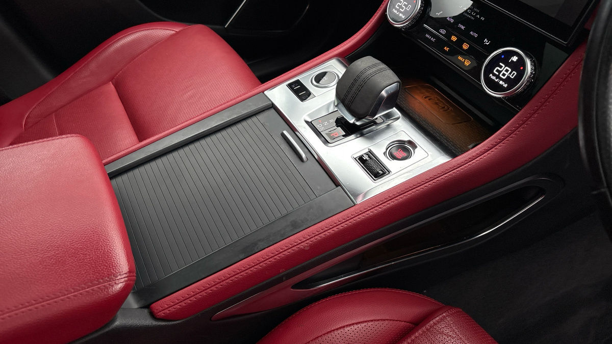 Jaguar F-PACE Image 18