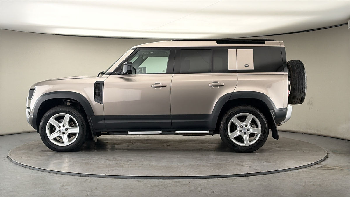 Land Rover Defender 110 Image 15