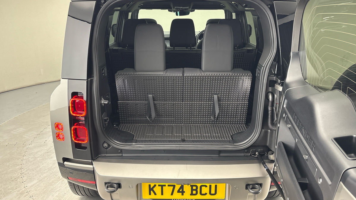Land Rover Defender 110 Image 11