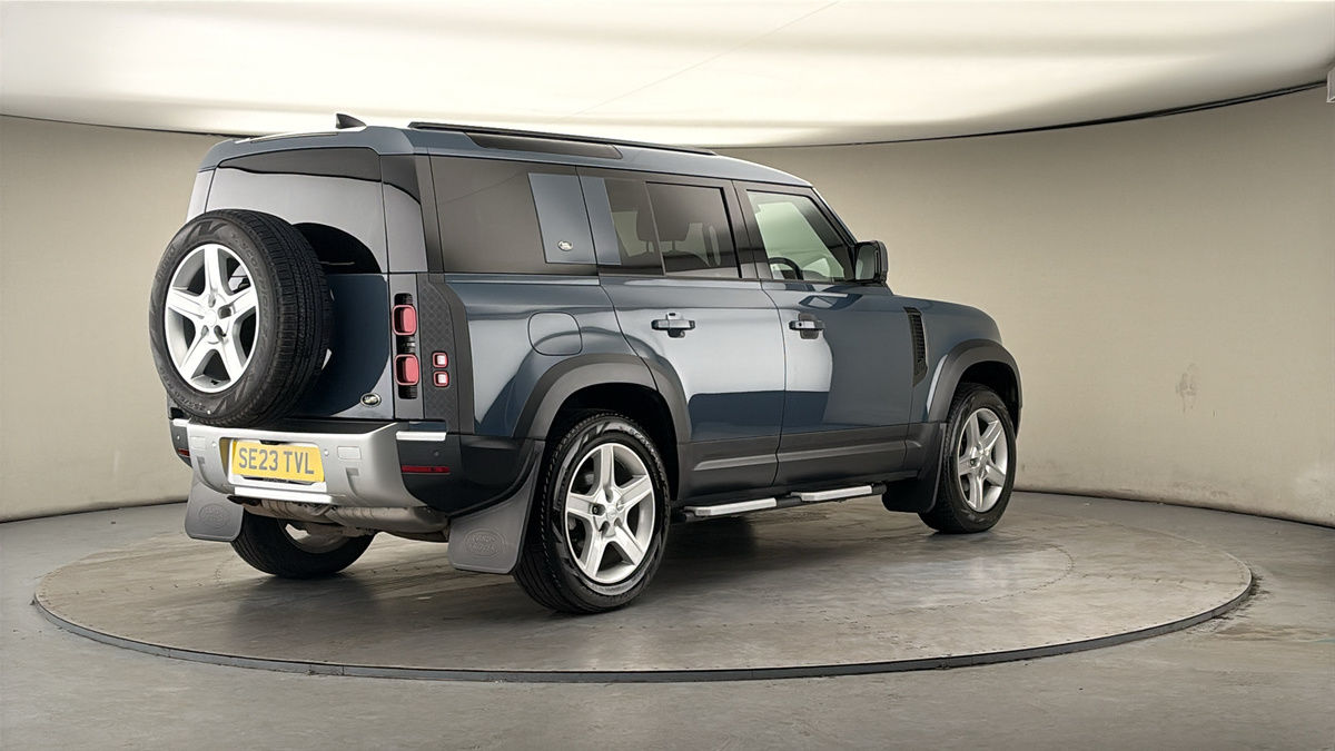 Land Rover Defender 110 Image 21