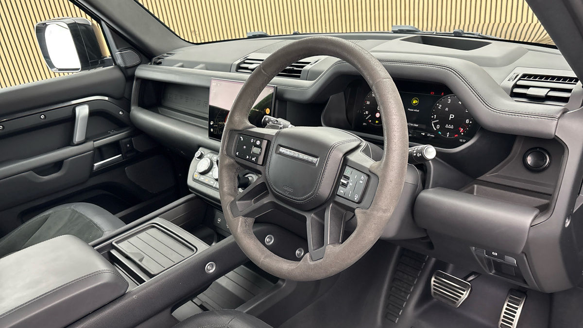 Land Rover Defender 110 Image 5