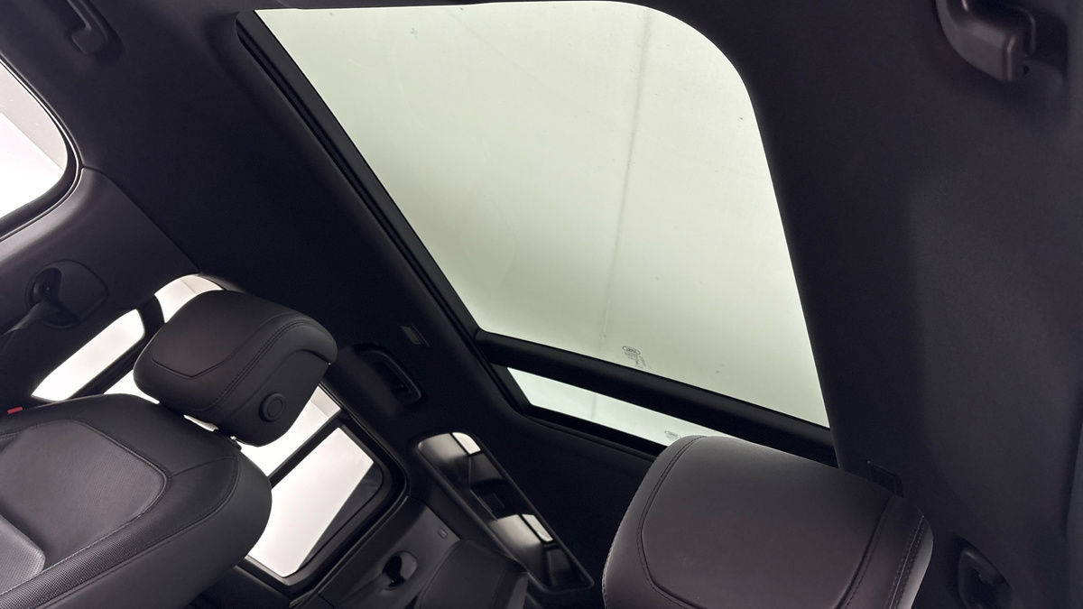 Land Rover Defender 110 Image 6