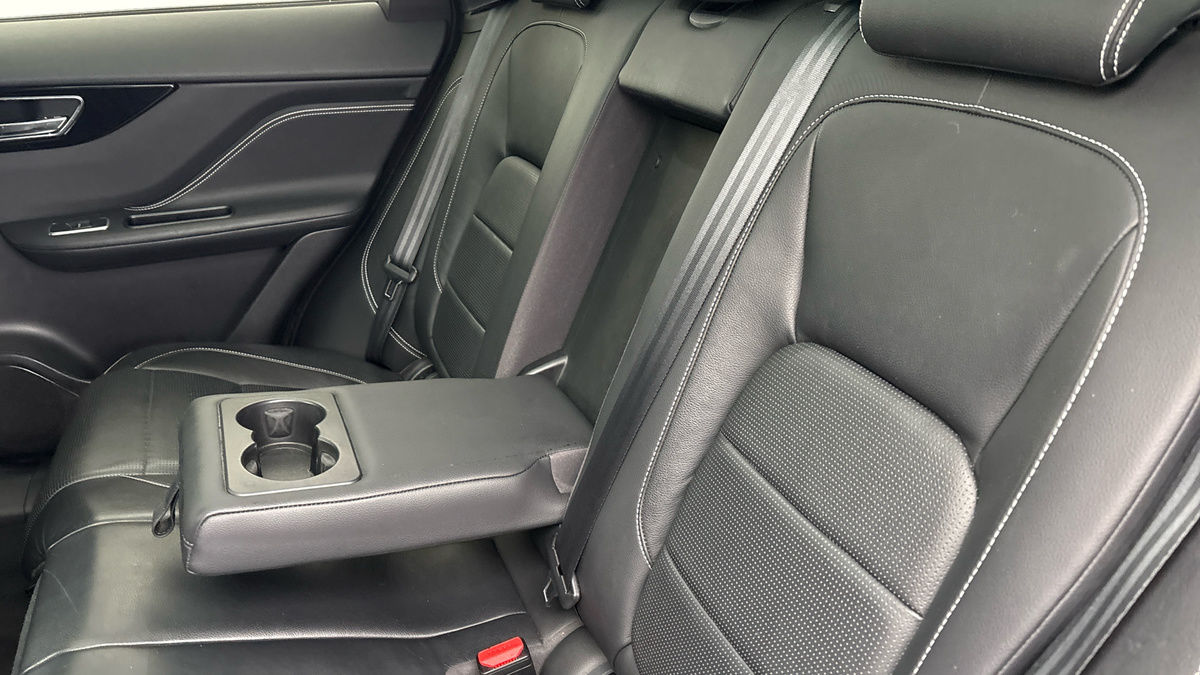 Jaguar F-PACE Image 9