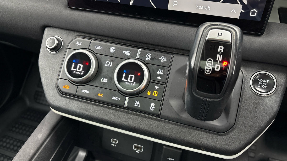 Land Rover Defender 110 Image 25