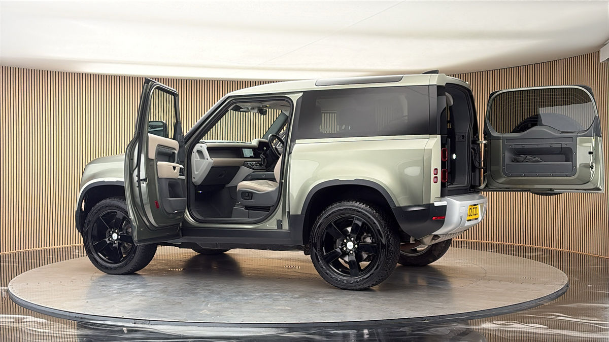 More views of Land Rover Defender 90