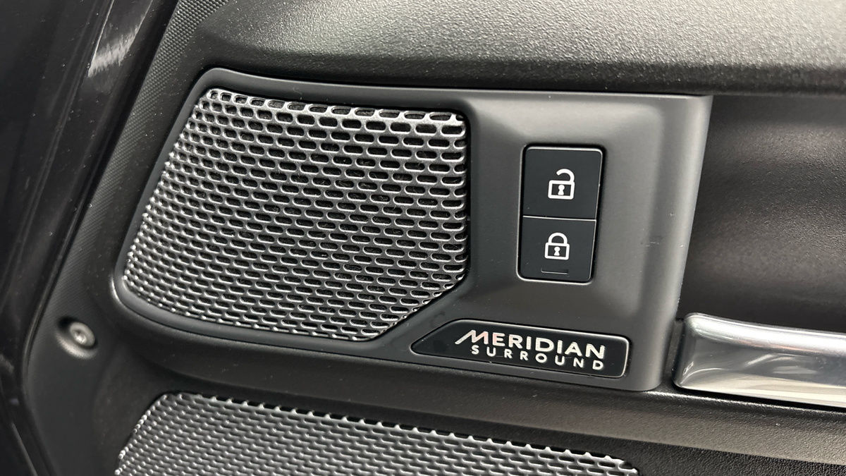Land Rover Defender 110 Image 26