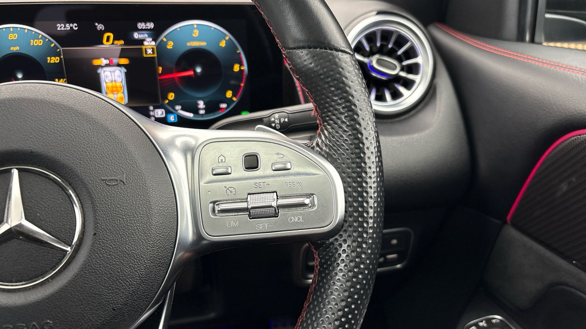 Mercedes-Benz GLB Image 14