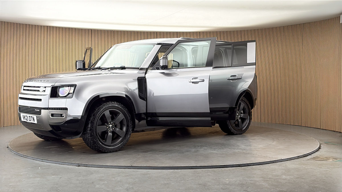 Land Rover Defender 110 Image 22
